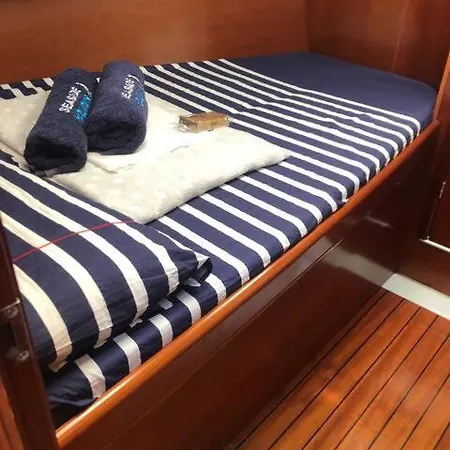 Singular En Úszó hotel Baiona