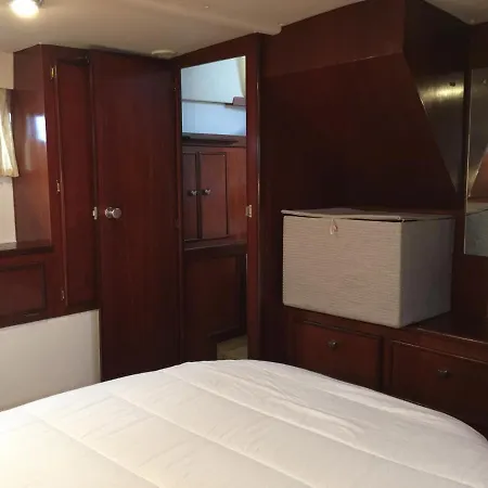 Úszó hotel Singular En Baiona